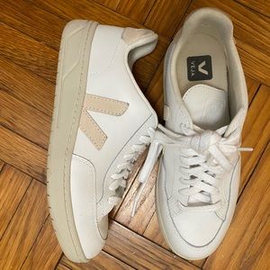 Veja-12 Leather White Sable. US size 6.